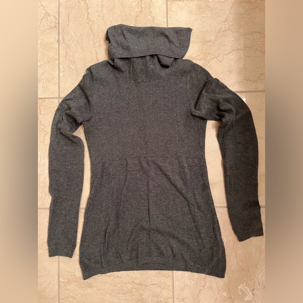 Banana republic, fitted gray sweater